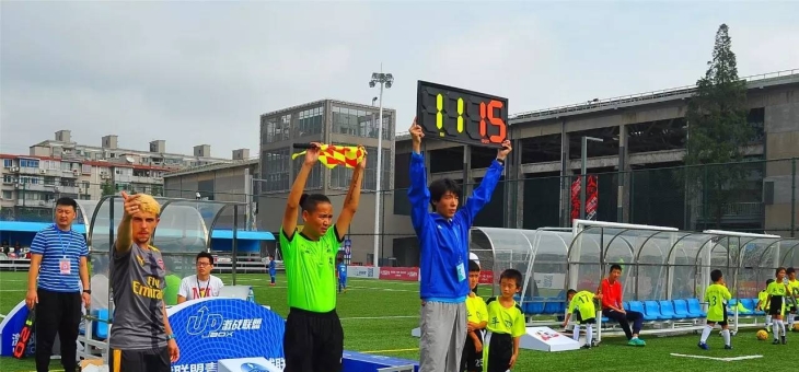 3377-包含足球季后赛掀起高潮，江汉巨龙队鏖战江南迅豹队，老将里程碑之夜——定位球制造杀机的词条