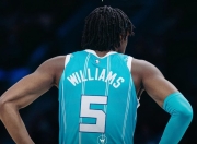 3377体育- 浓眉哥重返赛场，夺冠首场状态出色，塞尔维亚队观众沸腾！气势如虹延续